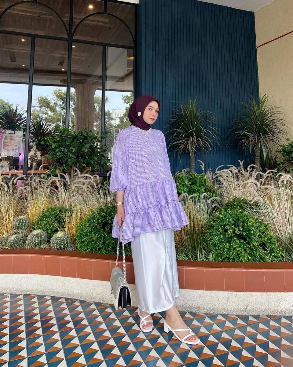 gaya outfit hijab untuk ke mall ala Alfi Siregar (instagram.com/alfisrg)