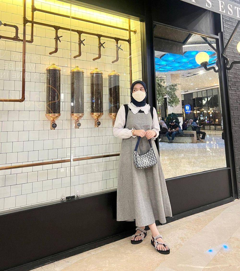 gaya outfit hijab untuk ke mall ala Alfi Siregar (instagram.com/alfisrg)