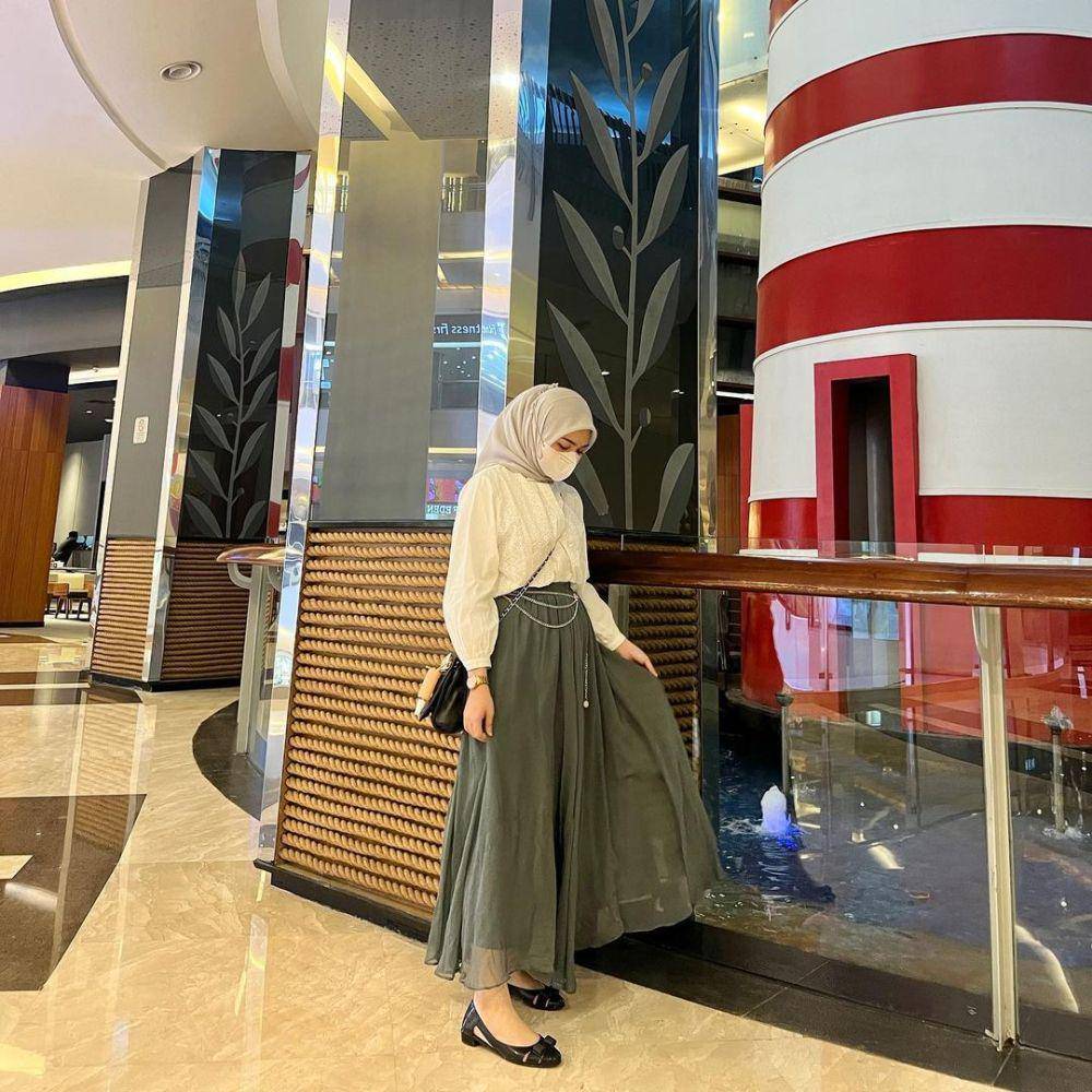 gaya outfit hijab untuk ke mall ala Alfi Siregar (instagram.com/alfisrg)