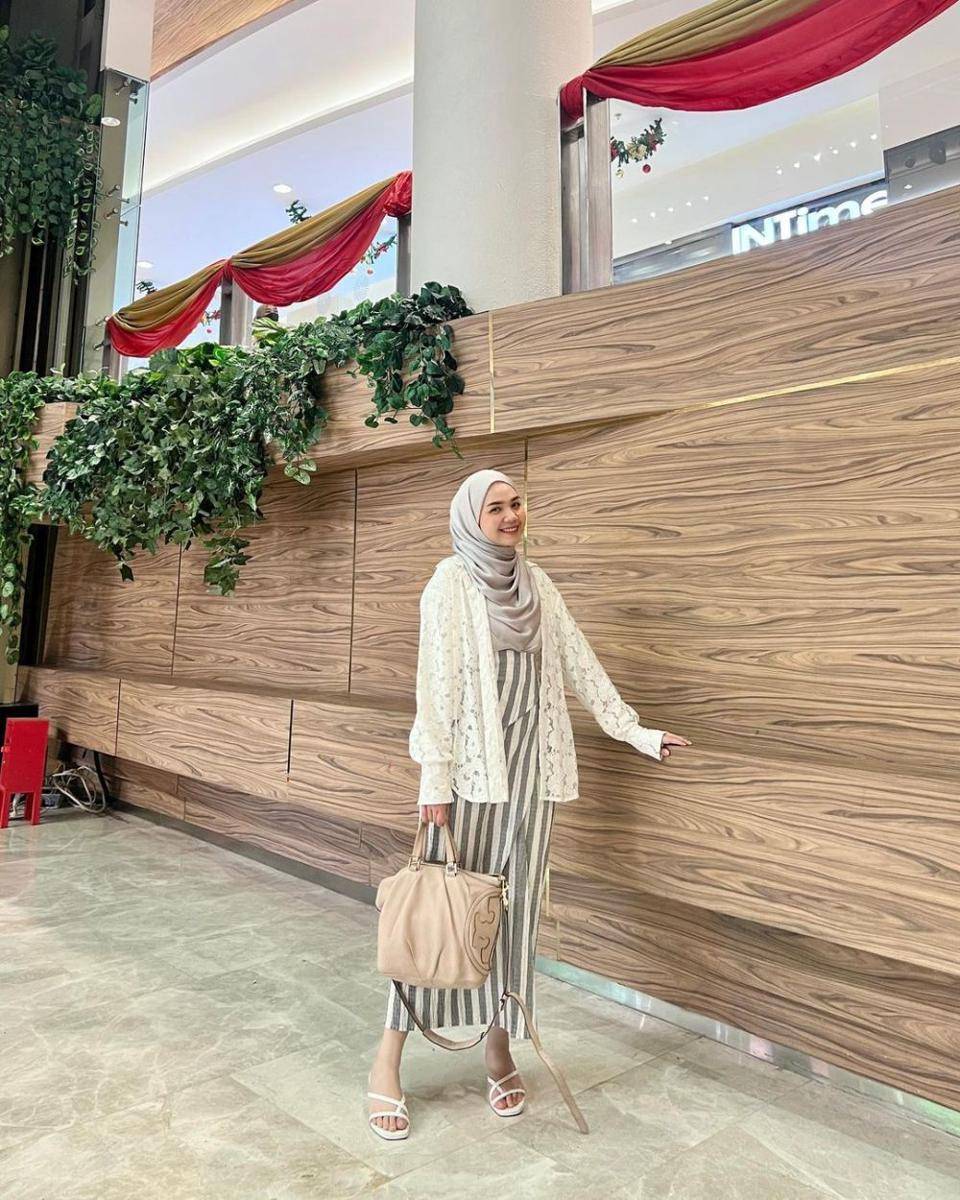 gaya outfit hijab untuk ke mall ala Alfi Siregar (instagram.com/alfisrg)
