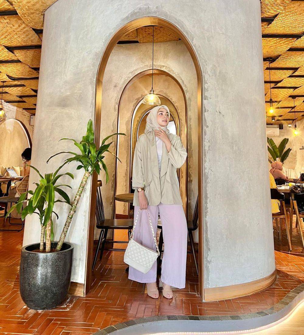 ide OOTD hijab ke kantor ala Alfi Siregar (instagram.com/alfisrg)
