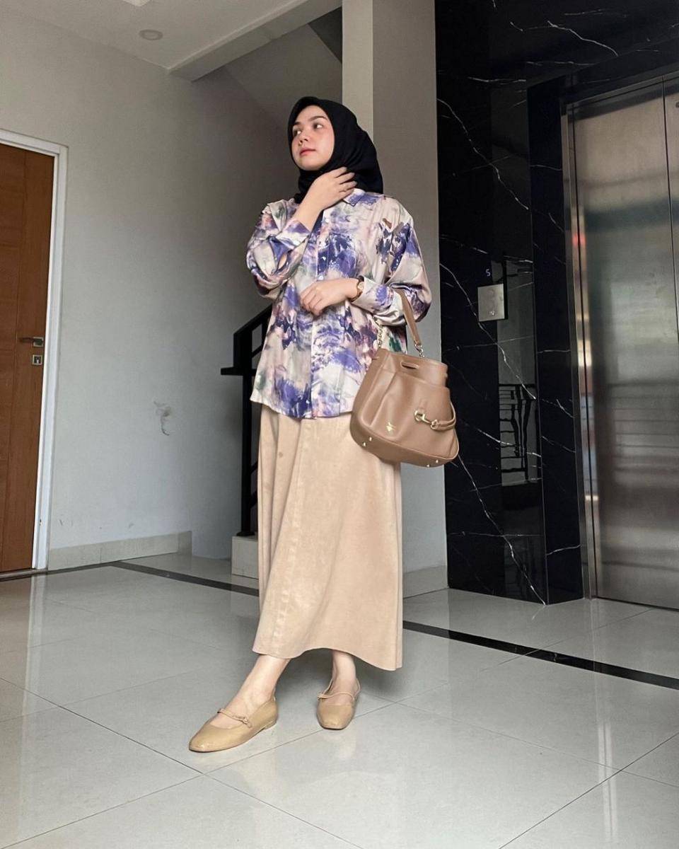 ide OOTD hijab ke kantor ala Alfi Siregar (instagram.com/alfisrg)