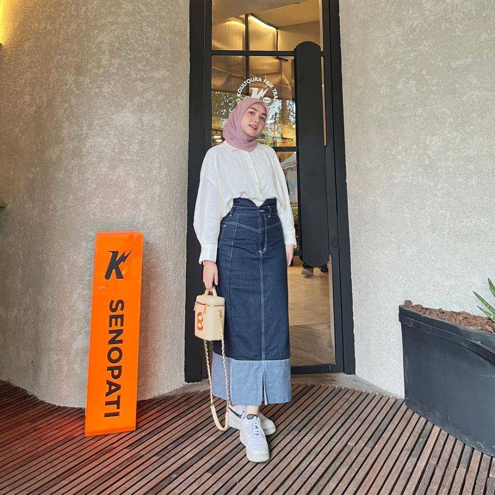 gaya outfit hijab untuk ke mall ala Alfi Siregar (instagram.com/alfisrg)