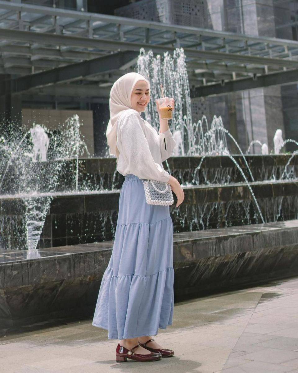 gaya outfit hijab untuk ke mall ala Alfi Siregar (instagram.com/alfisrg)