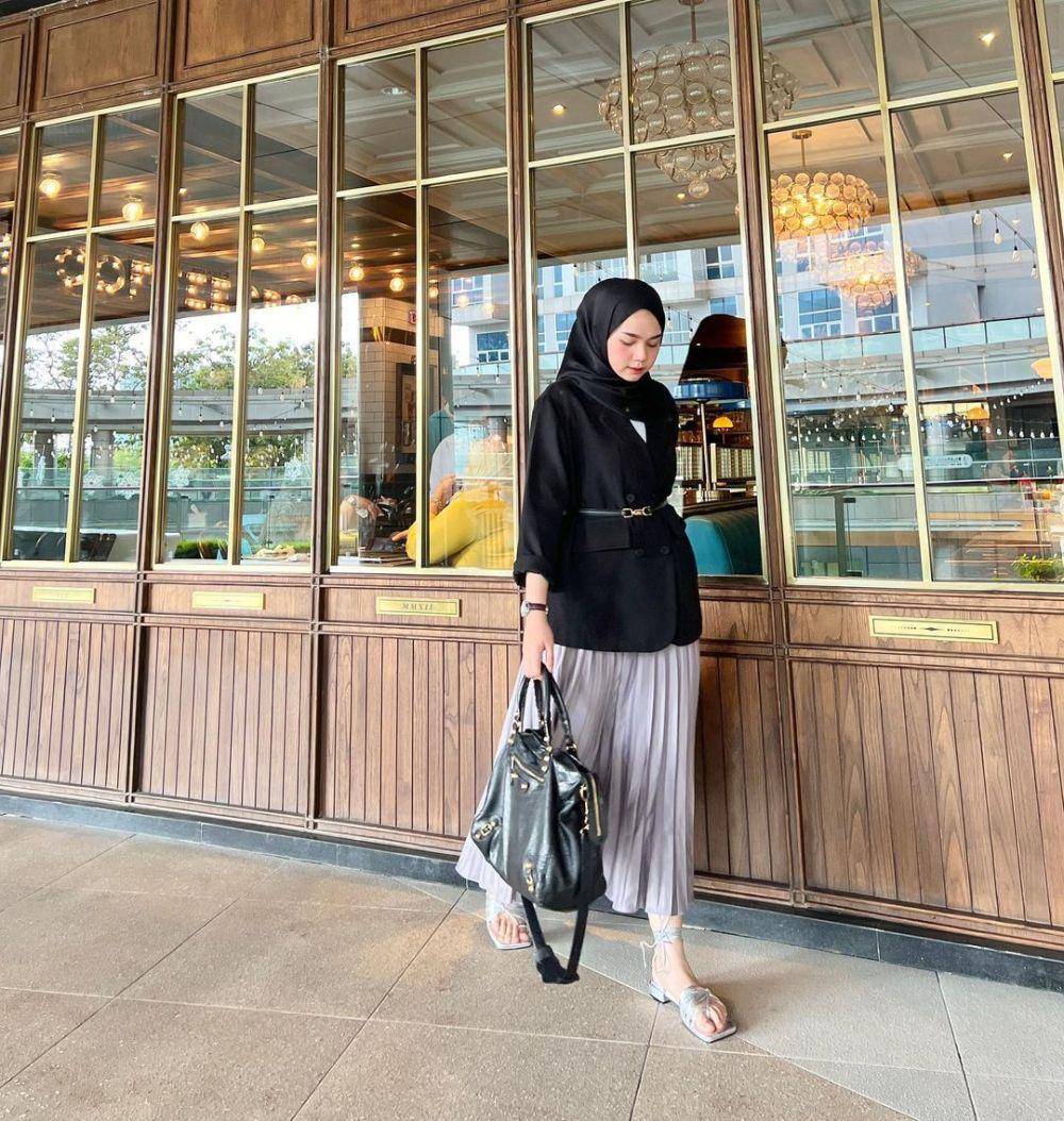 ide OOTD hijab ke kantor ala Alfi Siregar (instagram.com/alfisrg)