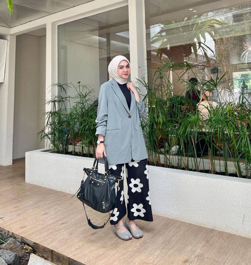 ide OOTD hijab ke kantor ala Alfi Siregar (instagram.com/alfisrg)