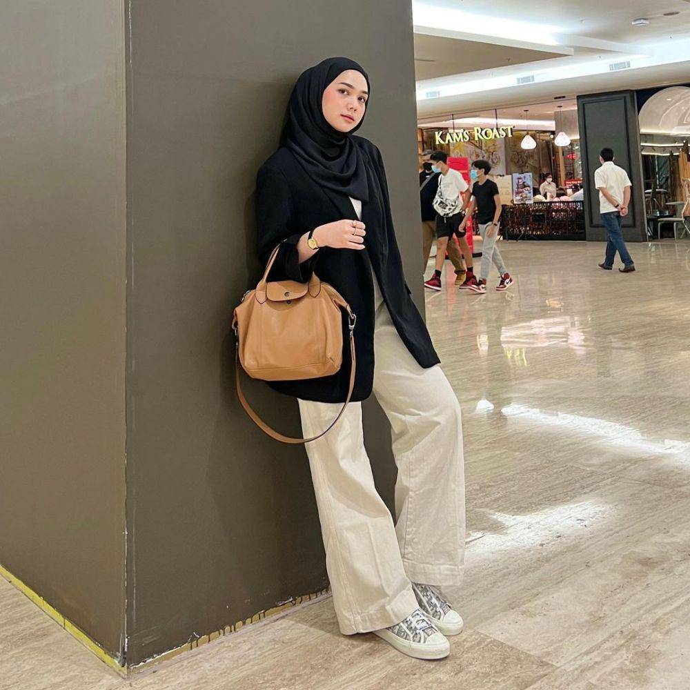 ide OOTD hijab ke kantor ala Alfi Siregar (instagram.com/alfisrg)