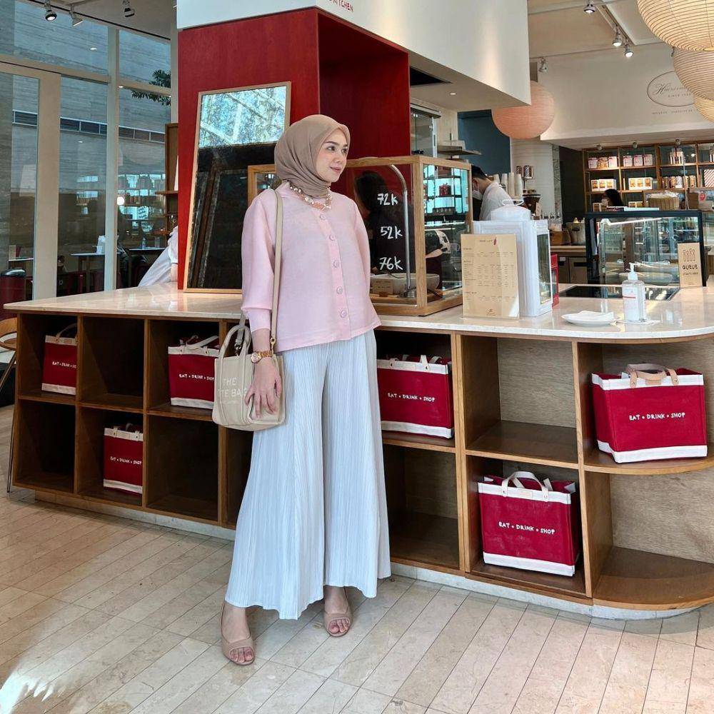 ide OOTD hijab ke kantor ala Alfi Siregar (instagram.com/alfisrg)