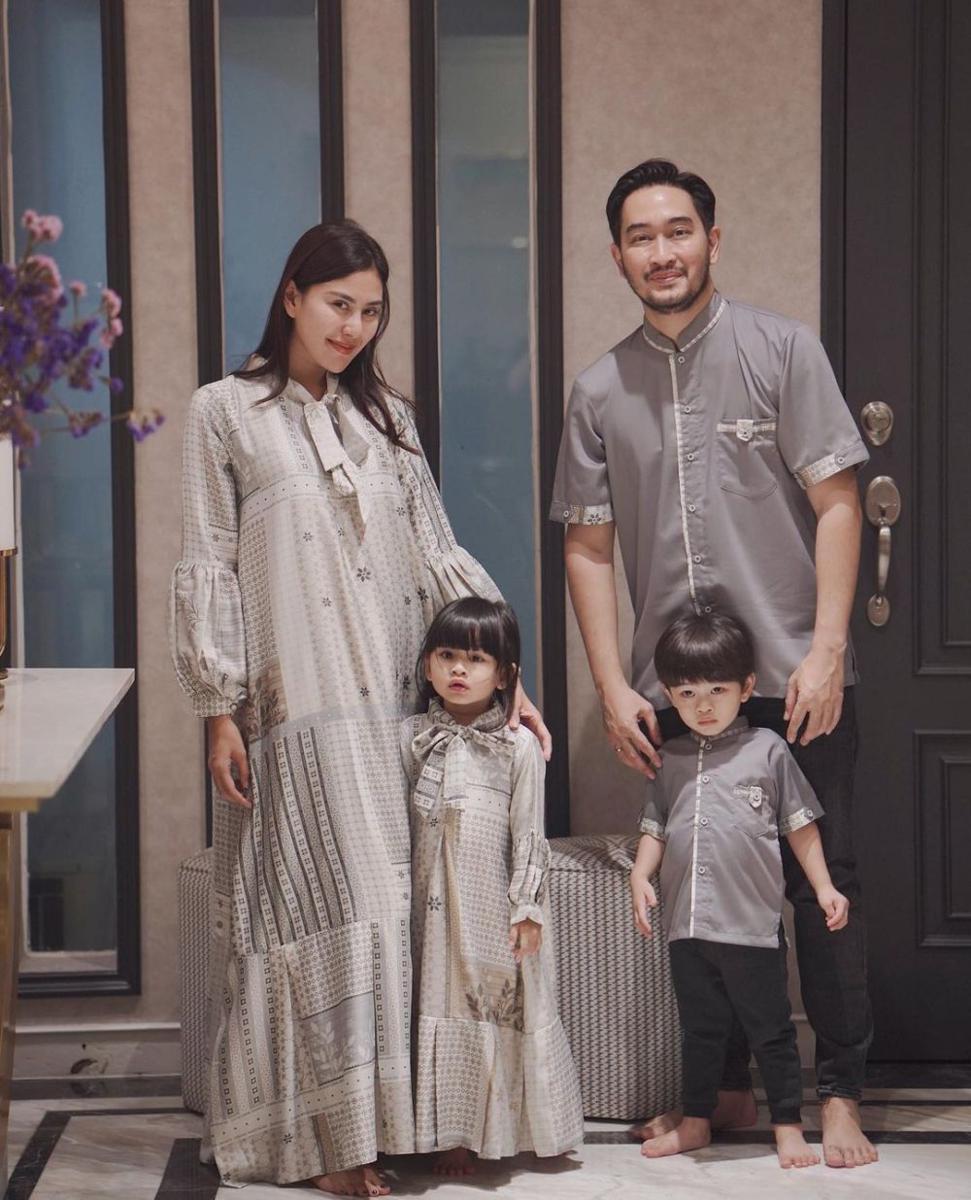 outfit keluarga Jeje Govinda dan Syahnaz Sadiqah. (instagram.com/syahnazs)