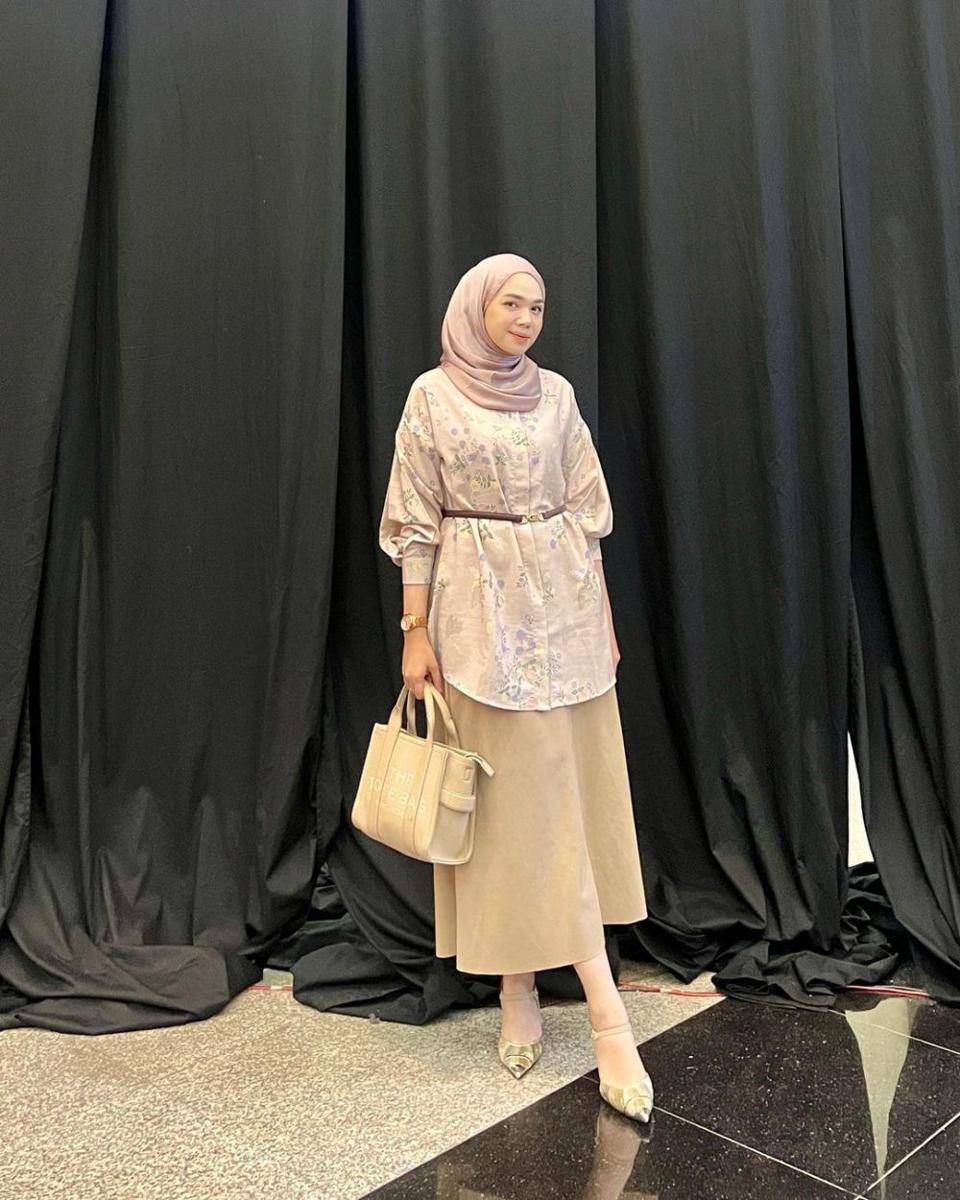 ide OOTD hijab ke kantor ala Alfi Siregar (instagram.com/alfisrg)