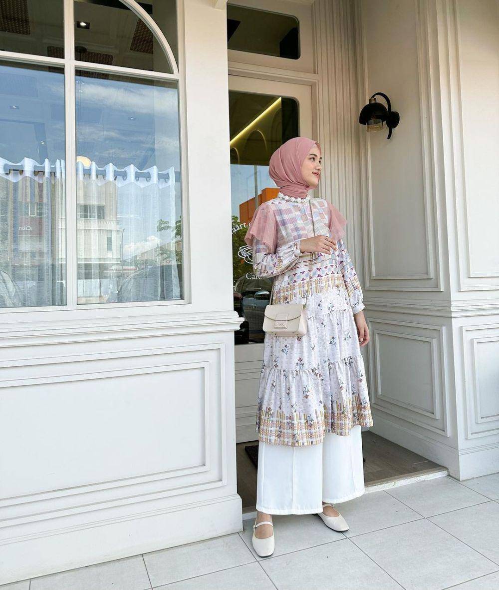 inspirasi OOTD bukber dengan tunik motif (instagram.com/raniaskdr_)