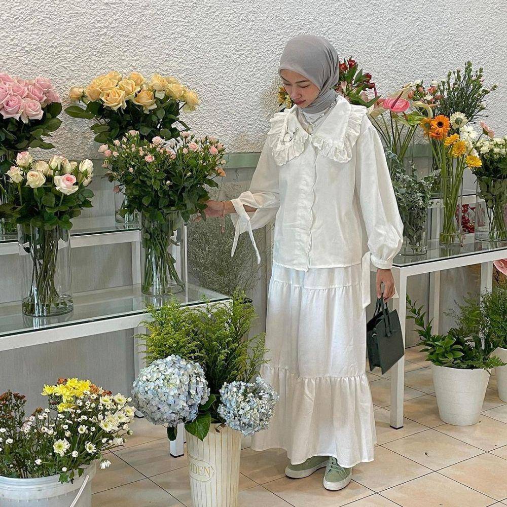 referensi outfit serba putih untuk lebaran ala selebgram hijab (instagram.com/kanazhra)