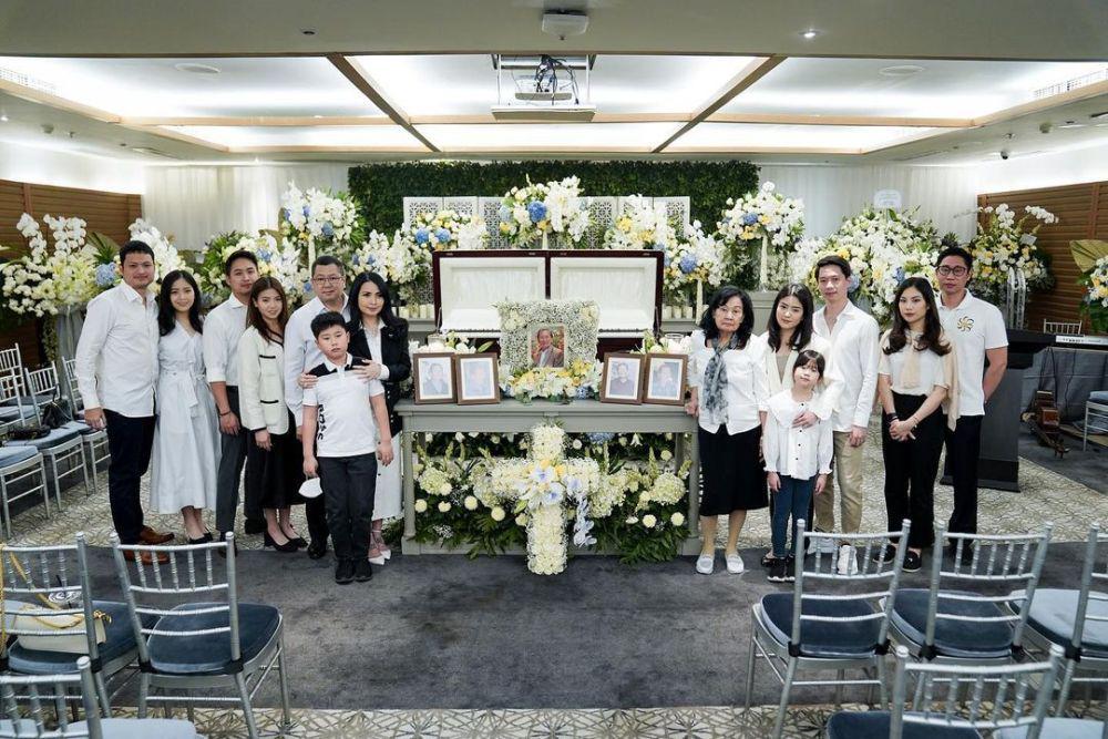 10 Potret Pemakaman Ayah Liliana Tanoe, Penuh Haru!