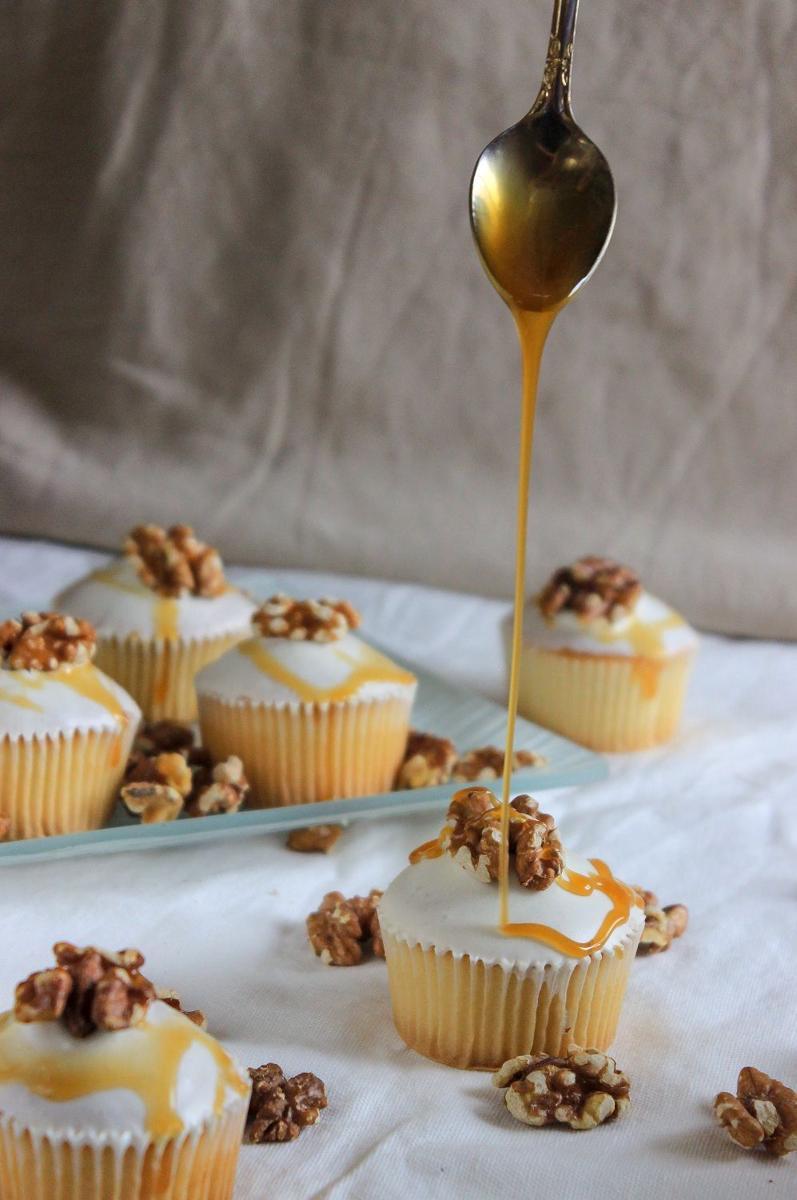 ide hiasan cupcake (unsplash.com/atheer07)