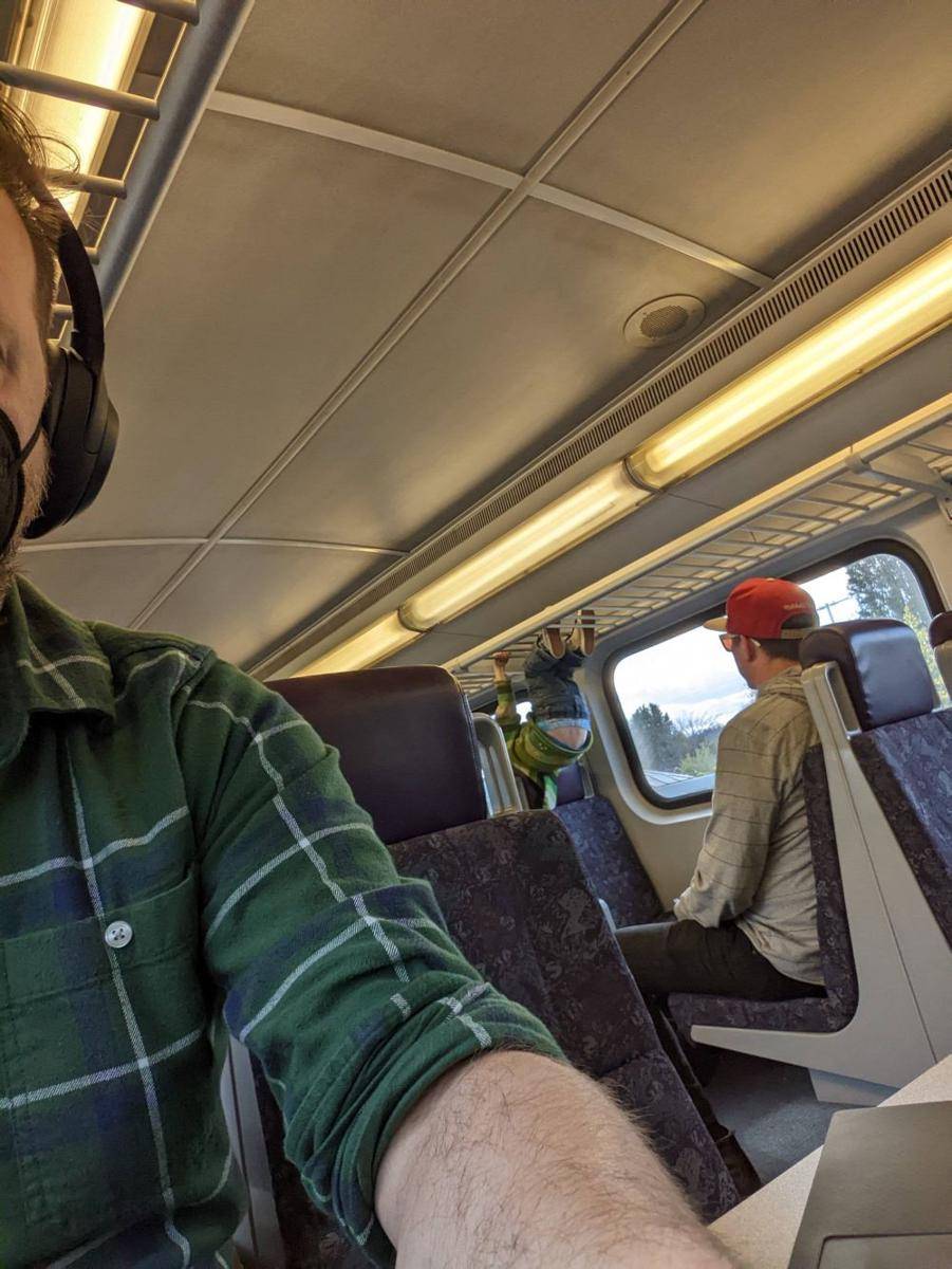 momen apes dan ngeselin saat berada di kereta (reddit.com/user/ioncoddingtonagain)