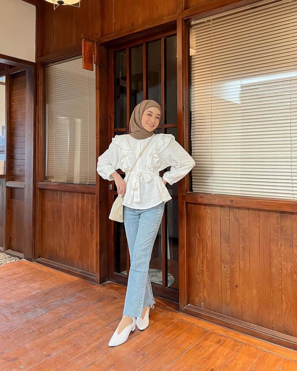 OOTD celana jeans ala Meirani Amalia Putri (instagram.com/meiraniap)
