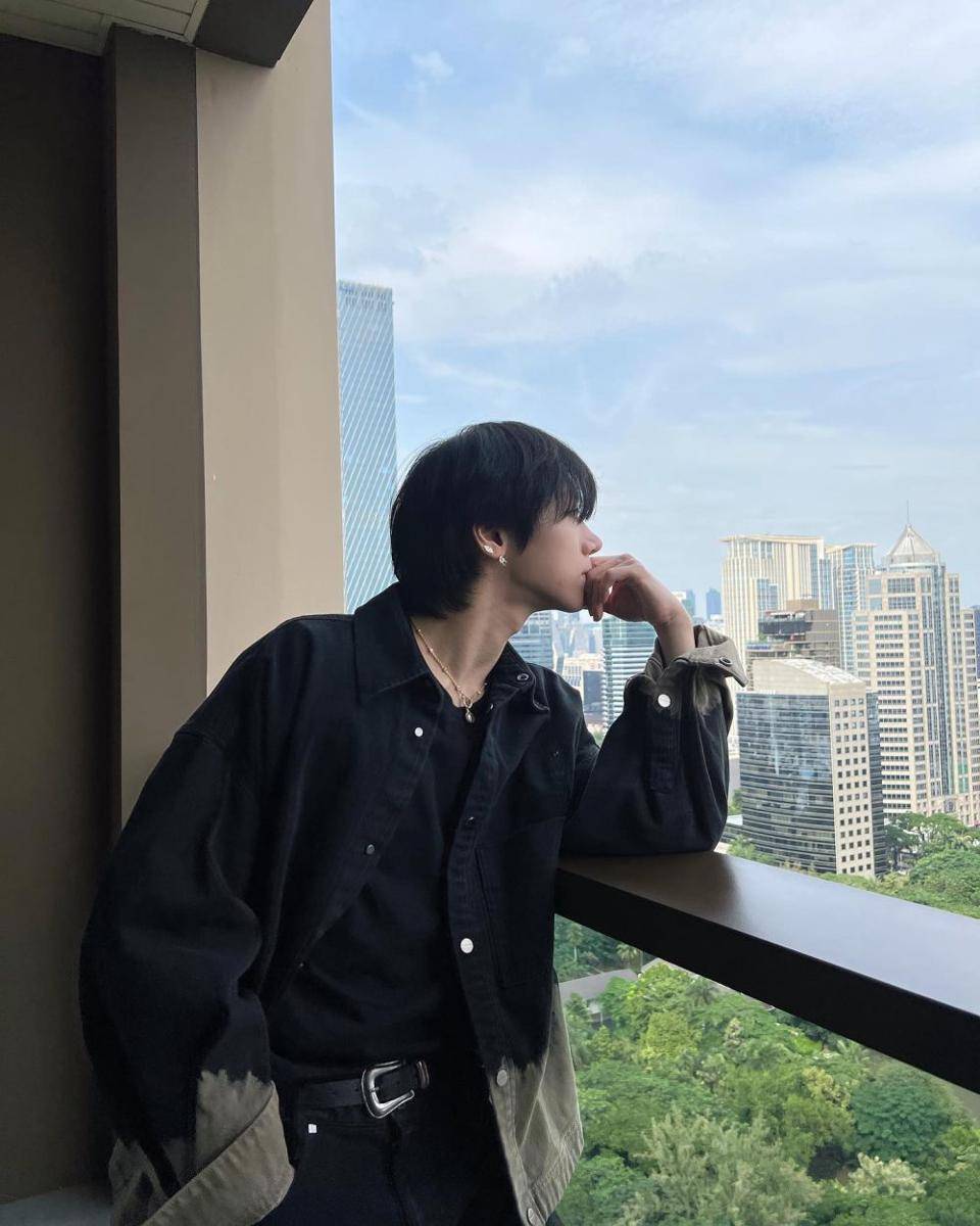 Ten WayV (instagram.com/tenlee_1001)
