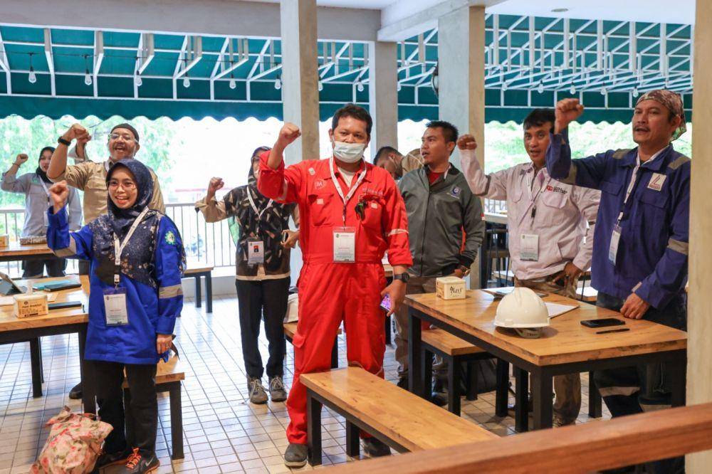 Deputi Bidang UKM Kemenkop UKM Hanung Harimba Rachman berfoto bersama para peserta kegiatan Pengembangan SDM Pelaku UKM Melalui Sertifikasi Kompetensi Manajemen Ahli, di Batam, Selasa (4/4/2023). (Dok. Kemenkop UKM)
