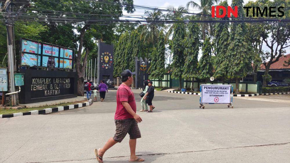 Sejumlah warga tampak lalu lalang di depan Markas Kostrad, Kota Depok, untuk mencari informasi walaupun pengobatan Ida Dayak dibatalkan. (IDNTimes/Dicky)