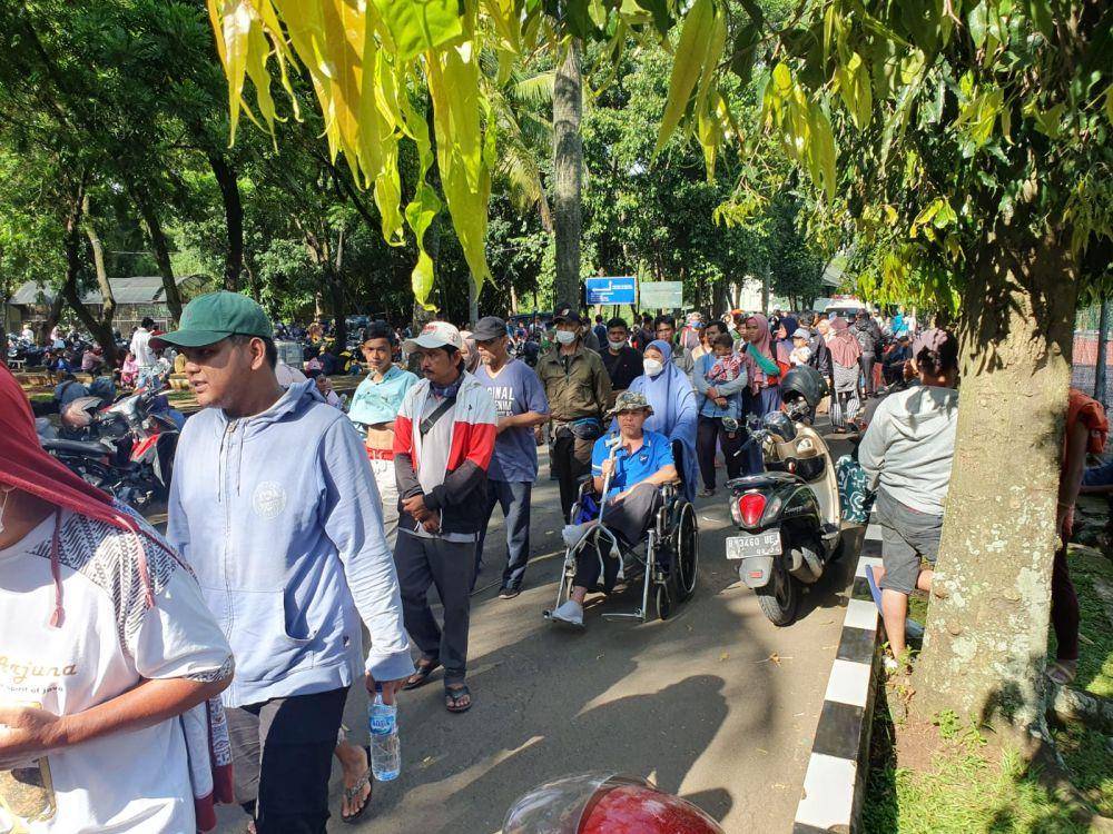 Sejumlah warga memenuhi lapangan Kostrad Depok untuk mengikuti pengobatan Ida Dayak. (Istimewa)