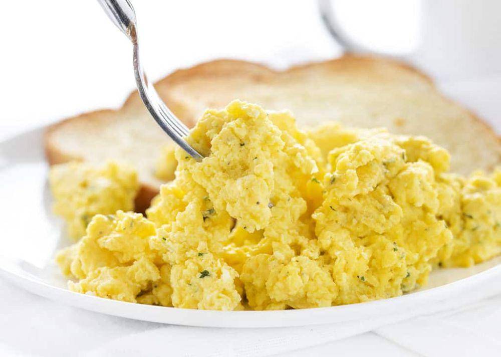 Ilustrasi telur saus buttermilk (iamhomesteader.com)