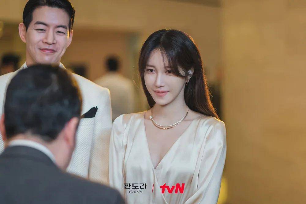 Lee Ji Ah dan Lee Sang Yoon di Pandora: Beneath the Paradise (instagram.com/tvn_drama)