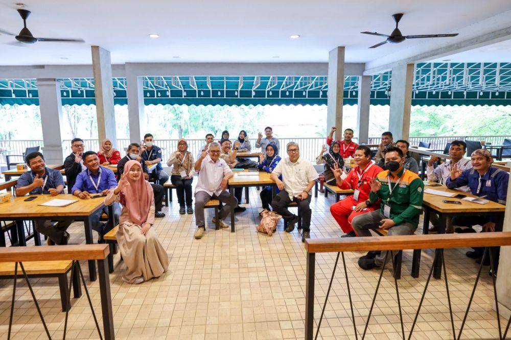 Foto bersama para peserta kegiatan Pengembangan SDM Pelaku UKM Melalui Sertifikasi Kompetensi Manajemen Ahli, di Batam, Selasa (4/4/2023). (Dok. Kemenkop UKM)