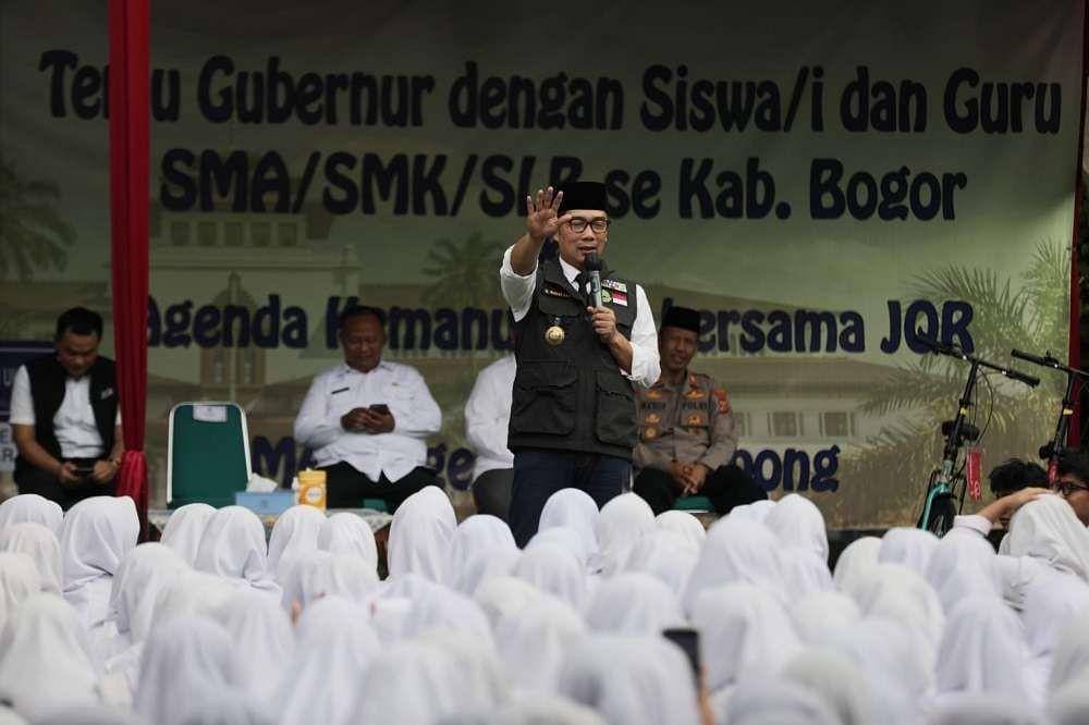 Gubernur Jawa Barat Ridwan Kamil saat berkunjung ke SMAN 1 Cigombong Kabupaten Bogor, Jumat (31/3/2023). (Dok. Pemprov Jabar)