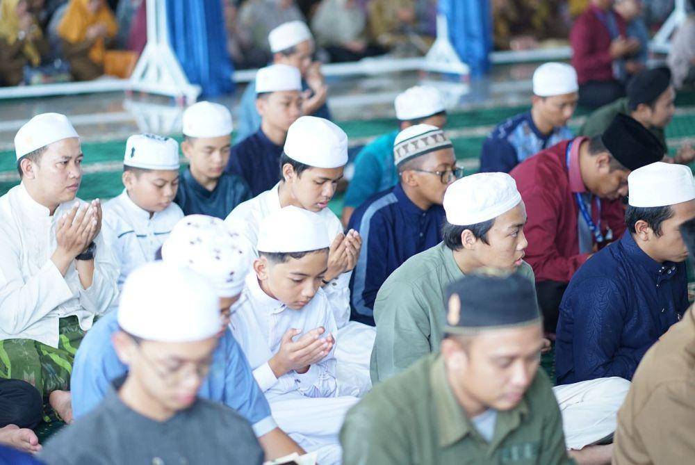 Warga Banjarmasin yang tengah menjalankan ibadah di masjid.
