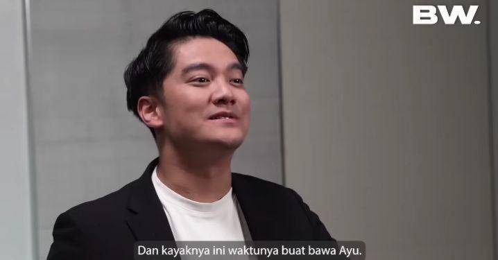 potret Boy William kenalkan Ayu Ting Ting ke keluarganya (youtube.com/BW)