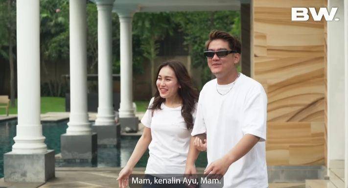 potret Boy William kenalkan Ayu Ting Ting ke keluarganya (youtube.com/BW)