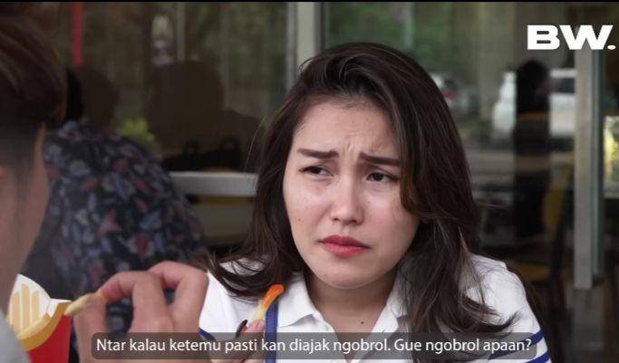 potret Boy William kenalkan Ayu Ting Ting ke keluarganya (youtube.com/BW)