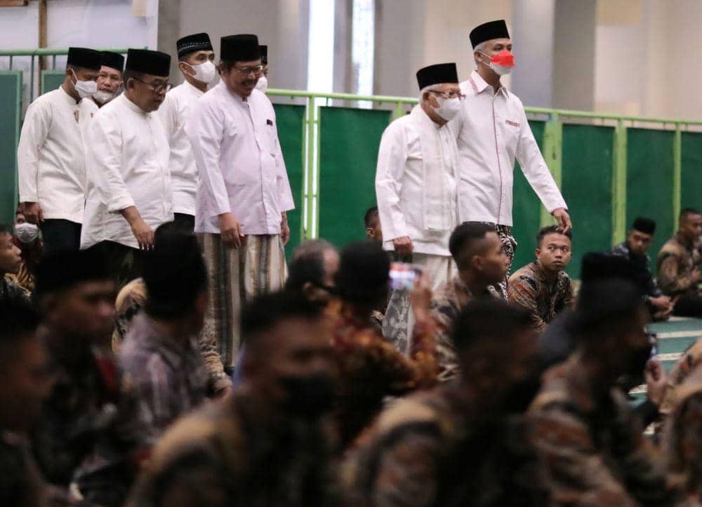Wapres Ma'ruf Amin ditemani Gubernur Jateng Ganjar Pranowo saat menghadiri acara Halal Festival di Alun-alun Kauman Semarang. (IDN Times/Dok Humas Pemprov Jateng)