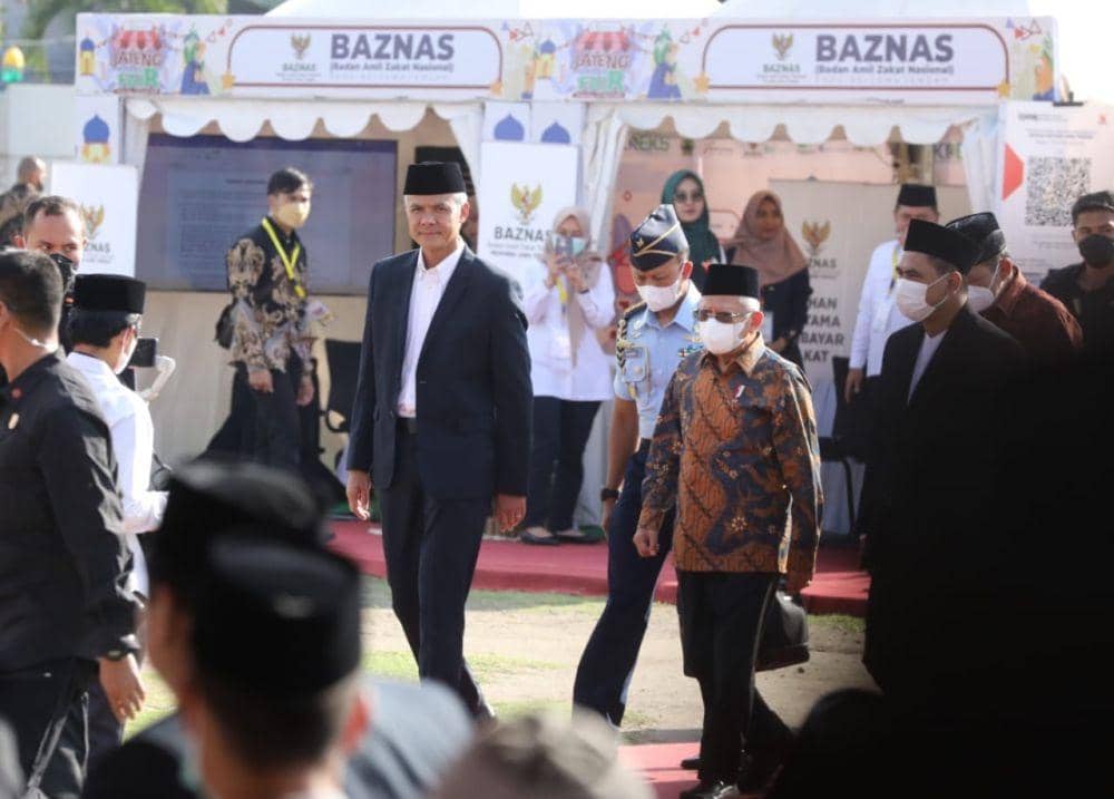 Gubernur Jateng Ganjar Pranowo bersama Wapres KH Ma'ruf Amin saat di lokasi acara Halal Fest Alun-alun Kauman Semarang. (IDN Times/Dok Humas Pemprov Jateng)