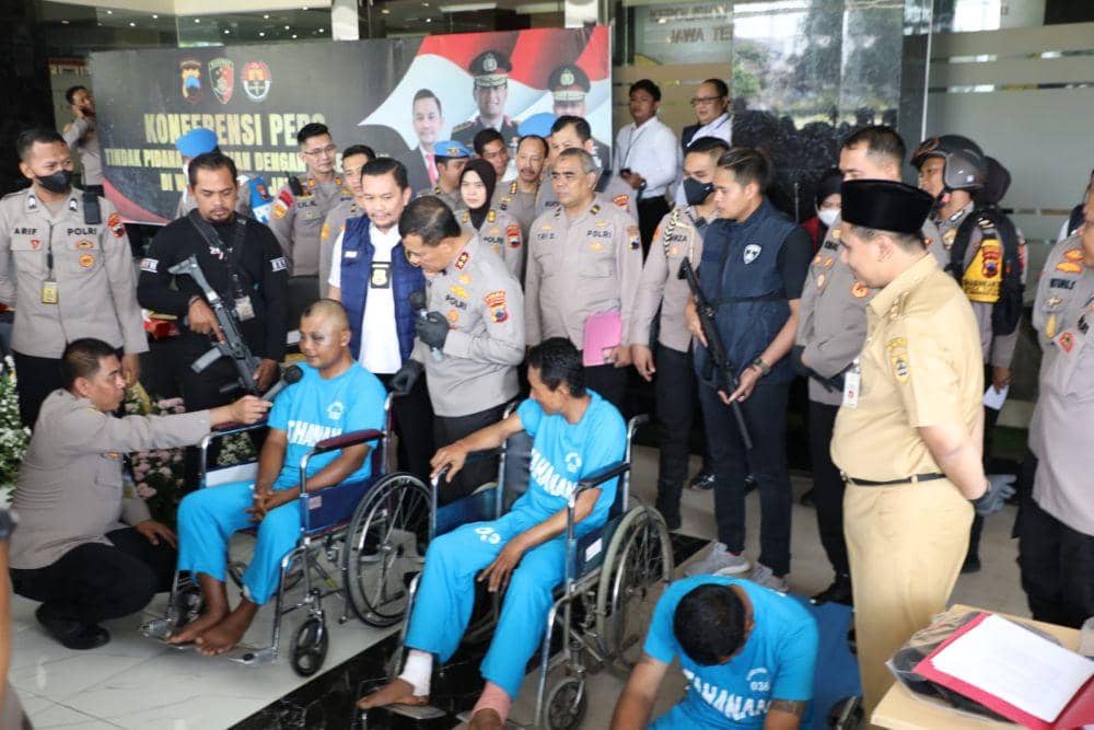 Tiga perampok yang beraksi di toko kelontong milik Nasirun dikeler polisi di Mapolda Jateng. Tampak pula Wagub Jateng Taj Yasin Maimoen melihat dari dekat kondisi para pelaku perampokan. (IDN Times/Dok Humas Wagub Jateng)