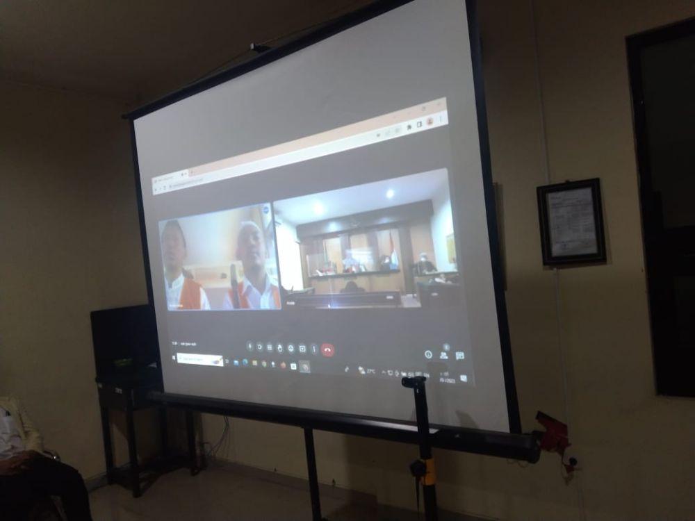 Kedua terdakwa pembongkaran Stadion Kanjuruhan hadir via zoom. (IDN Times/Rizal Adhi Pratama)
