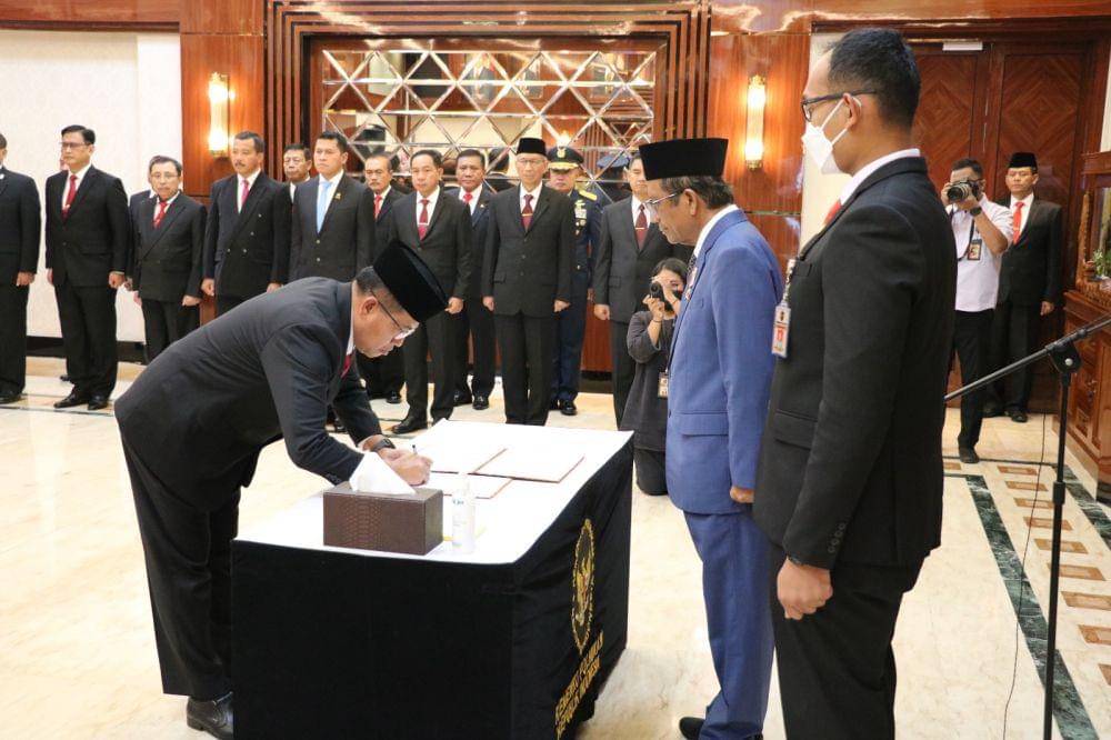 Menteri Koordinator Bidang Politik Hukum dan Keamanan, Mahfud MD, melantik Laksda TNI Dadi Hartanto sebagai Sekretaris Jenderal Dewan Ketahanan Nasional (Wantannas). (Dok. Wantannas)