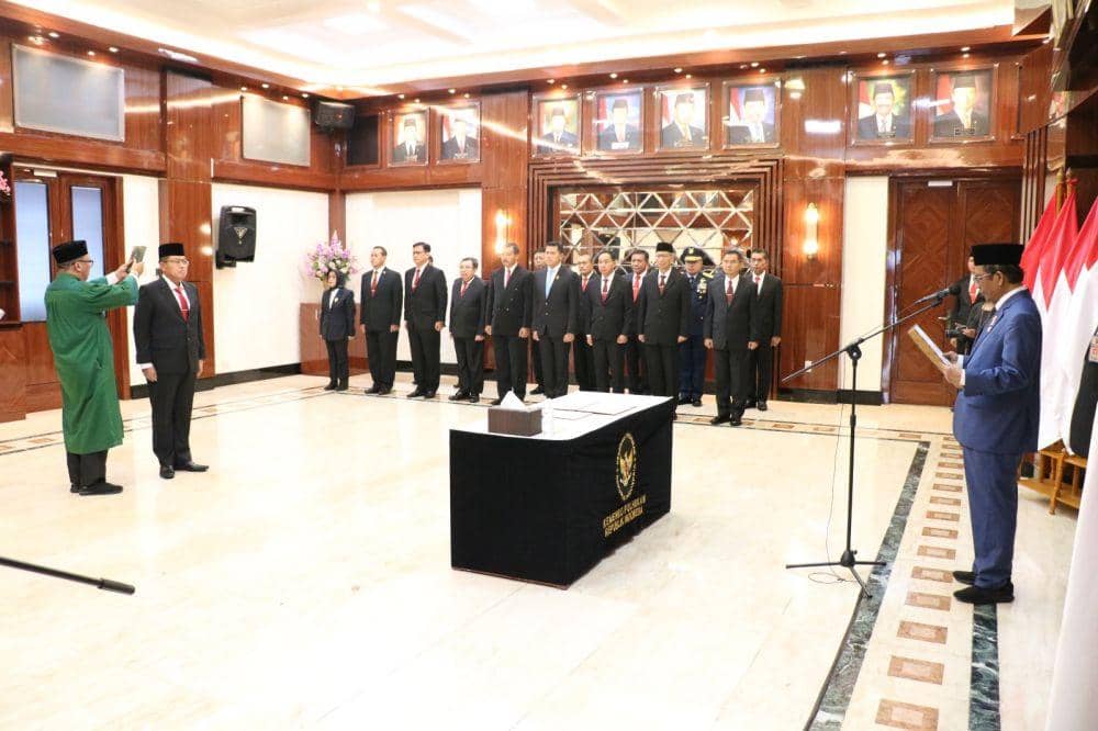 Menteri Koordinator Bidang Politik Hukum dan Keamanan, Mahfud MD, melantik Laksda TNI Dadi Hartanto sebagai Sekretaris Jenderal Dewan Ketahanan Nasional (Wantannas). (Dok. Wantannas)