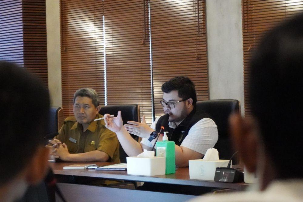 Bupati Kediri Hanindhito Himawan Pramana menegaskan pihaknya tidak meminta komisi dalam megaproyek pembangunan stadion baru Kabupaten Kediri yang menelan anggaran hampir Rp150 miliar, di Ruang Pamenang, Kantor Pemkab Kediri, Senin (3/4/2023) sore. (Dok. Kediri)