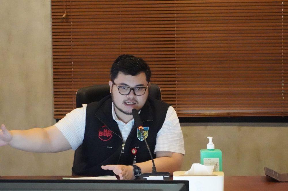 Bupati Kediri Hanindhito Himawan Pramana menegaskan pihaknya tidak meminta komisi dalam megaproyek pembangunan stadion baru Kabupaten Kediri yang menelan anggaran hampir Rp150 miliar, di Ruang Pamenang, Kantor Pemkab Kediri, Senin (3/4/2023) sore. (Dok. Kediri)