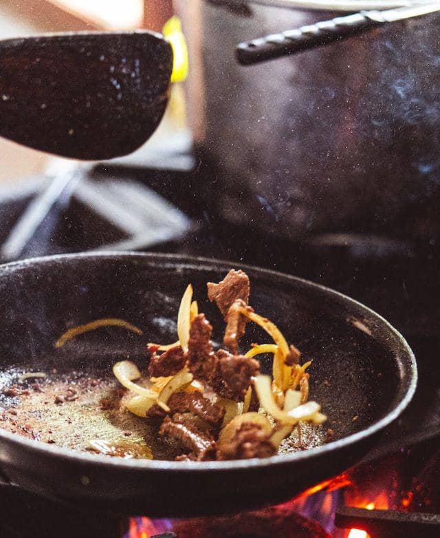 ilustrasi memasak daging (unsplash.com/Komang Gita Krishna Murti)