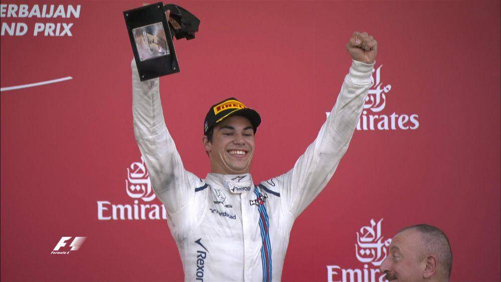 Lance Stroll mengangkat trofi juara ketiga di GP Azerbaijan 2017. (twitter.com/Formula 1)