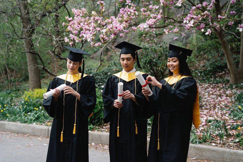 ilustrasi wisuda dari perguruan tinggi (pexels.com/George Pak)