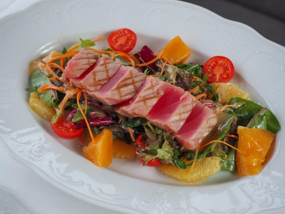 ilustrasi tuna steaks with olive salad (pexels.com/Nadin Sh)