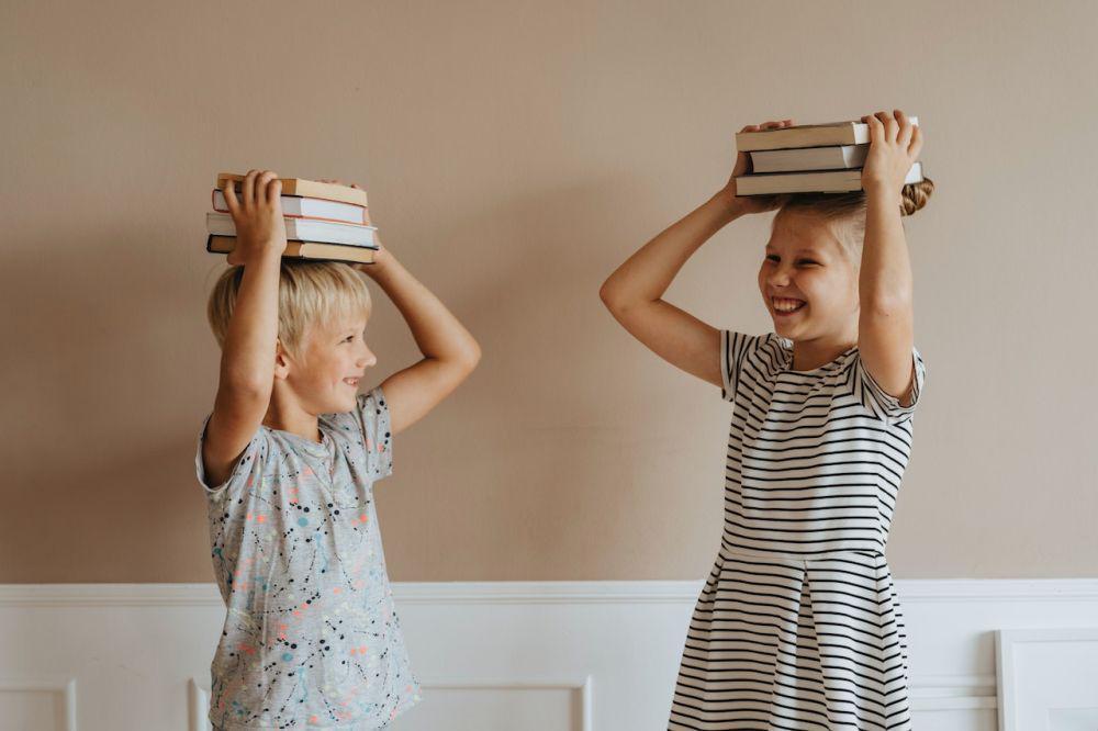 ilustrasi anak membawa buku (pexels.com/olia danilevich)