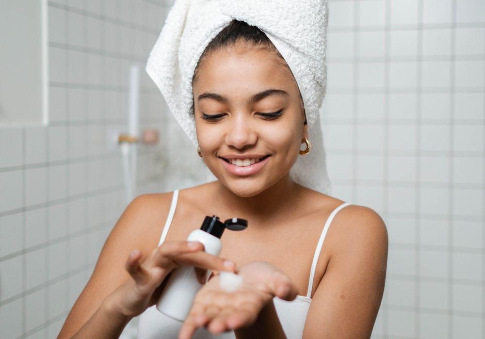 ilustrasi penggunaan cleansing milk (pexels.com/Ron Lach)