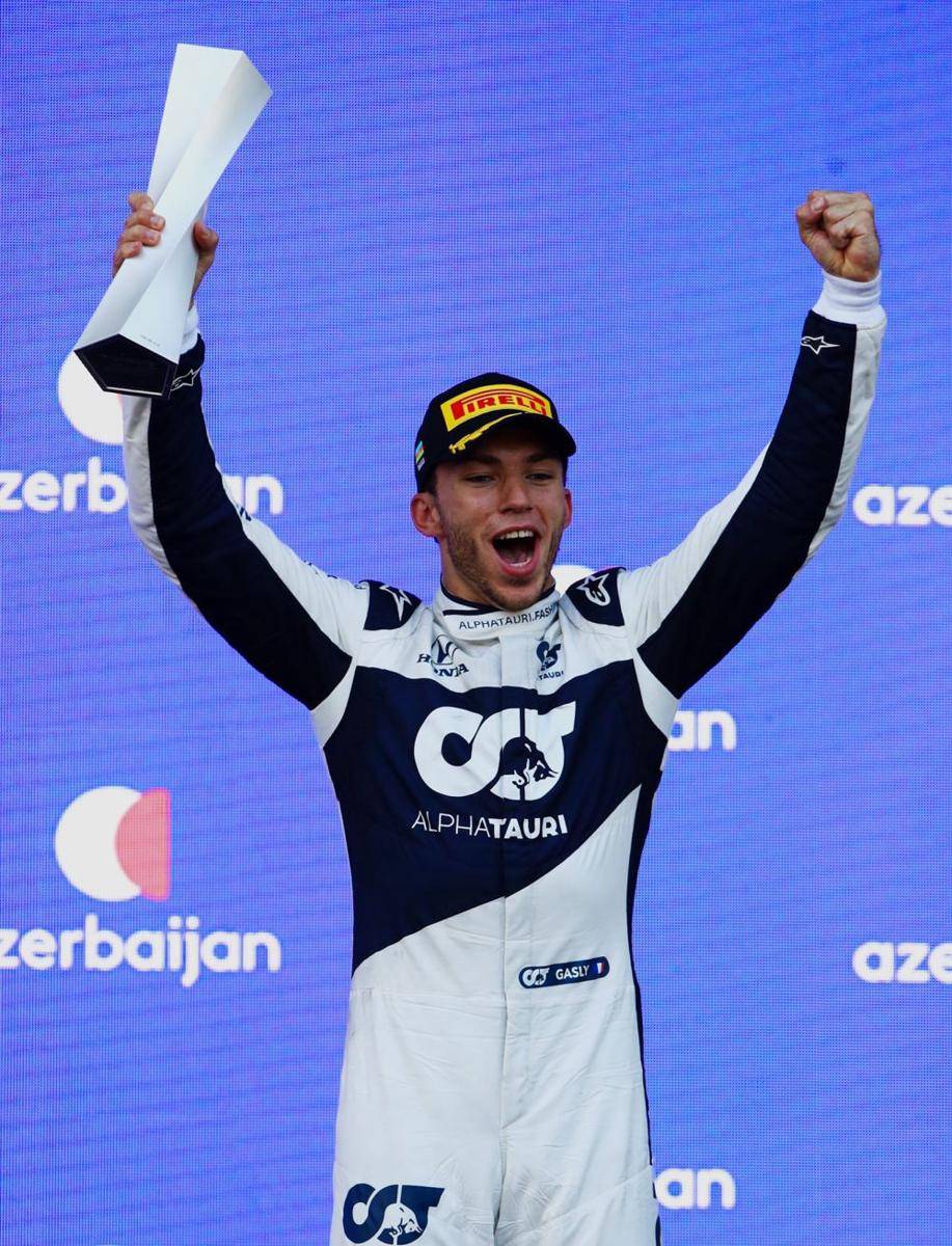 Pierre Gasly mengangkat trofi juara ketiga di GP Azerbaijan 2021. (twitter.com/Pierre Gasly)