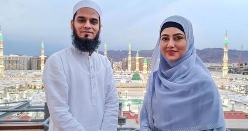 9 Potret Uwu Sana Khan dan Suami Ustaznya, Sedang Menanti Anak Pertama