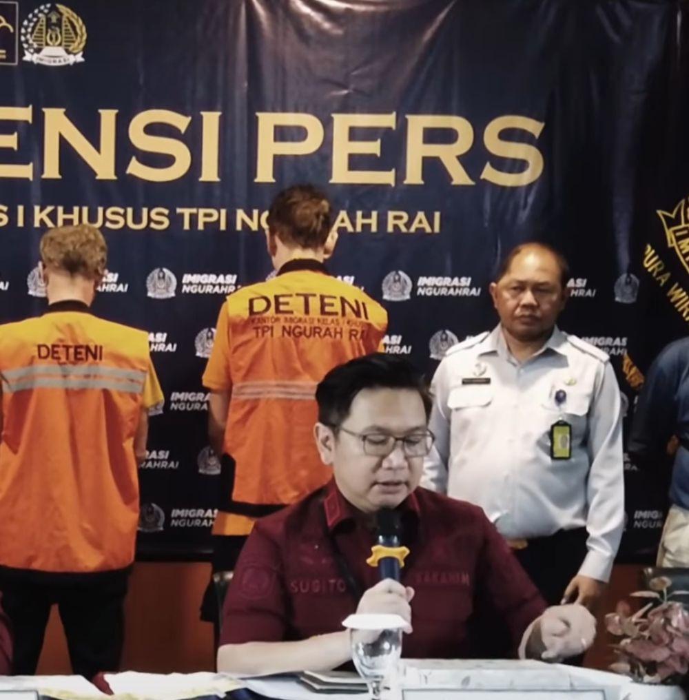 Pihak Imigrasi Ngurah Rai saat melakukam deportasi terhadap WNA. (Instagram.com/imngurahrai)
