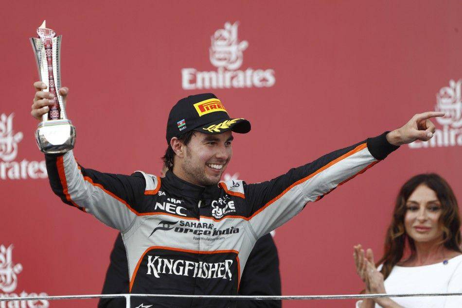 Sergio Perez mengangkat trofi juara ketiga di GP Eropa 2016 yang berlangsung di sirkuit Baku, Azerbaijan. (fia.com)